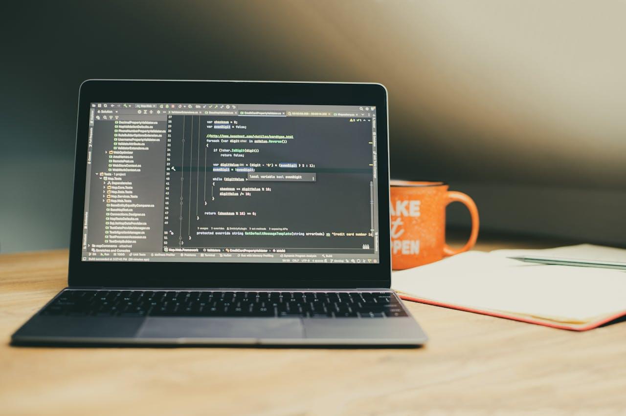 Рабочий стол с открытым текстовым редактором на темном фоне